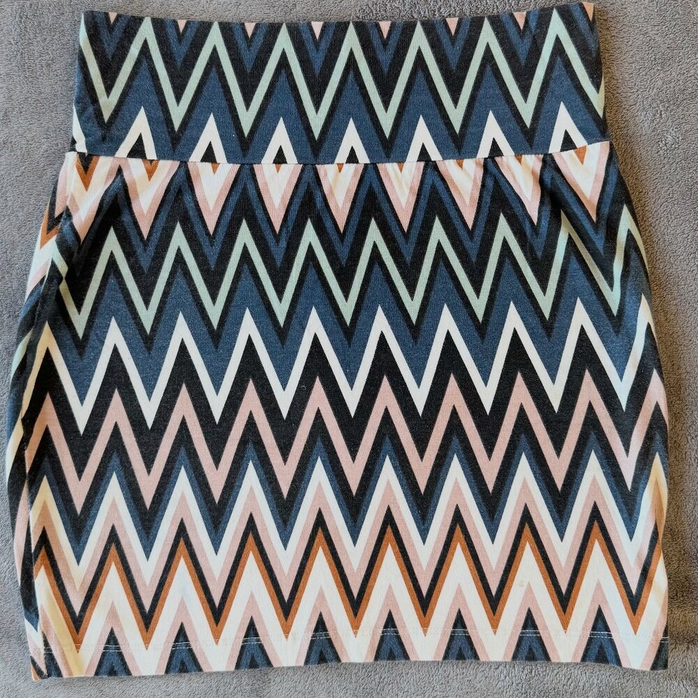 5/$25 ⚡ Zig-zag striped pattern skirt